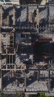 Metal kirişler ve temel çalışmaları. Üretken ve canlı bir bina ortamının hava görüntüleri.