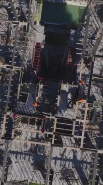 Beton temeller ve duvar montajı. Yoğun bir konut projesinin hava görüntüleri.