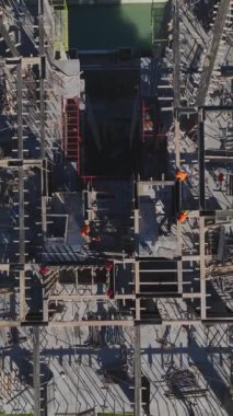 Beton dökme ve plan gözden geçirme. Dinamik ve canlı bir inşaat ortamının hava görüntüleri..