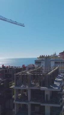 Metal kirişler ve beton var. Canlı ve detaylı bir inşaat projesinin hava görüntüleri..