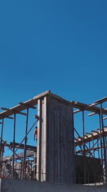 Metal yapı ve beton işçiliği. Canlı ve profesyonel bir inşaat projesinin hava görüntüleri..