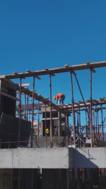 Mühendisler ve metal işleri devam ediyor. Dinamik ve profesyonel bir inşaat projesinin hava görüntüleri.