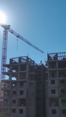 Metal iskelet ve duvarlar devrede. Ayrıntılı ve organize bir yerleşim projesinin hava görüntüleri..