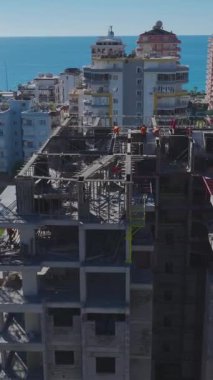 Temeller ve metal kirişler inşa ediliyor. Canlı ve profesyonel bir inşaat alanının hava görüntüleri..