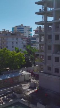 Duvar montajı ve beton temeller. Dinamik ve profesyonel bir bina projesinin hava görüntüleri.