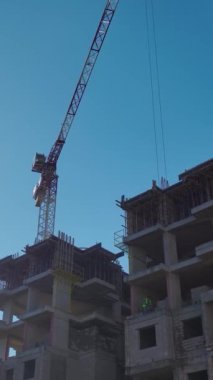 Metal kirişler ve beton döşeniyor. Üretken ve organize bir inşaat alanının hava görüntüleri.