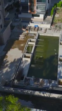 Beton, duvarlar ve metal işçiliği devam ediyor. Canlı ve profesyonel bir konut projesinin hava görüntüleri..