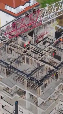 Metal iskelet ve beton oluşumu devam ediyor. Üretken ve dinamik konut projesinin hava görüntüleri.