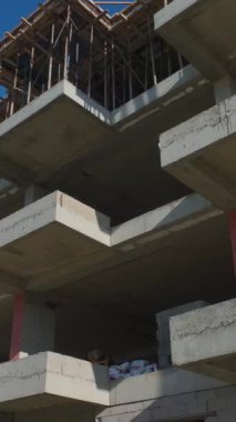 Metal kirişler, duvarlar ve devam eden beton. Dinamik ve iyi organize edilmiş bir inşaat projesinin hava görüntüleri..