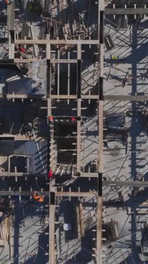 Metal iskelet, beton ve duvarlar devrede. Dinamik bir bina ortamının hava görüntüleri.