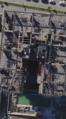 Beton dökme ve temel çalışmaları devam ediyor. Ayrıntılı ve yoğun bir inşaat projesinin hava görüntüleri..
