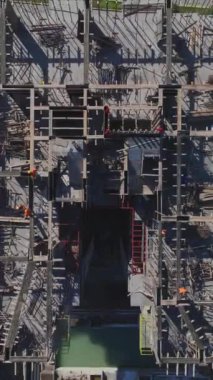 Metal iskelet ve temeller işleniyor. Canlı ve üretken bir bina projesinin hava görüntüleri..