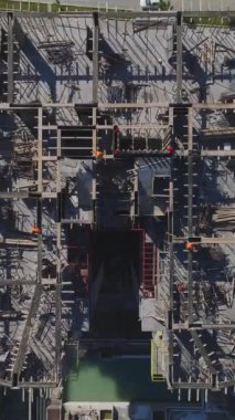 Duvarlar ve metal çerçeveler devrede. Canlı ve profesyonel bir inşaat alanının hava görüntüleri..