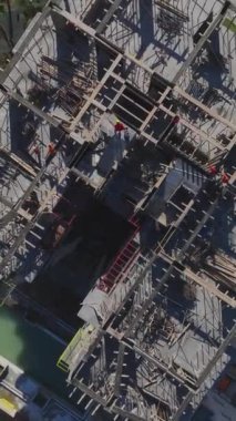 Beton, duvarlar ve metal işçiliği devam ediyor. Dinamik ve detaylı bir inşaat alanının hava görüntüleri..