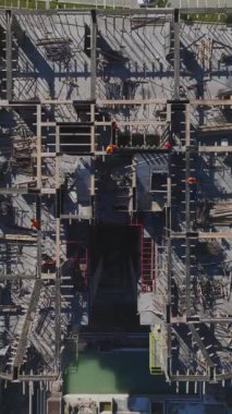 Beton işleri denetleyen mühendisler. Ayrıntılı ve organize bir bina projesinin hava görüntüleri..