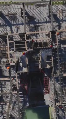 Mühendisler ve işçiler işbirliği içinde. Üretken ve organize bir yerleşim alanının hava görüntüleri.