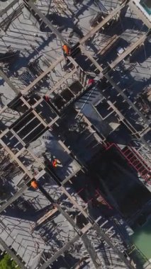 Metal çerçeveler ve temeller işleniyor. Canlı ve profesyonel bir inşaat projesinin hava görüntüleri..