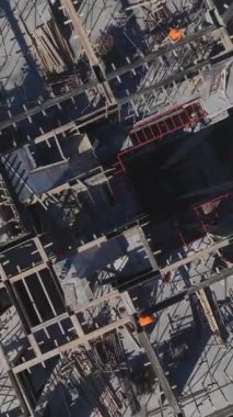 Metal işleri ve duvar montajı devam ediyor. Ayrıntılı ve canlı bir inşaat alanının hava görüntüleri..