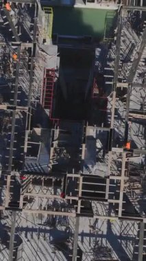 Metal kiriş kurulumu ve beton işi. Dinamik ve üretken bir inşaat alanının hava görüntüleri.