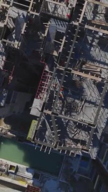 Duvar ve temel inşaatı devam ediyor. Üretken ve detaylı bir inşaat alanının hava görüntüleri.