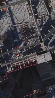 Temeller ve metal yapılar devam ediyor. Üretken ve profesyonel bir inşaat alanının hava görüntüleri.