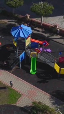 Güvenli oyun alanı ve açık alan. Renkli ve güvenli bir oyun alanının hava görüntüleri.