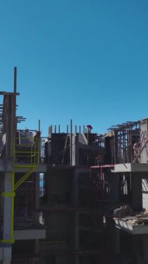 Döküm ve duvar montajı. Üretken ve profesyonel bir konut projesinin hava görüntüleri.