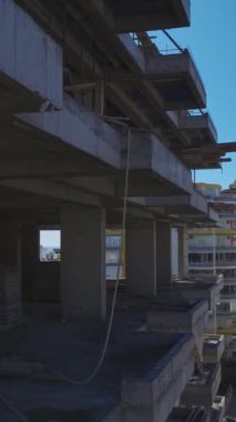Beton döşeme ve duvarlar inşa ediliyor. Ayrıntılı ve profesyonel bir bina projesinin hava görüntüleri..