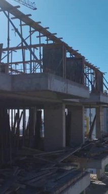 Metal iskelet ve duvarlar devam ediyor. Dinamik ve üretken bir inşaat alanının hava görüntüleri..