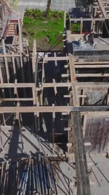 Temeller ve metal işleri devam ediyor. Dinamik ve profesyonel bir bina projesinin hava görüntüleri.