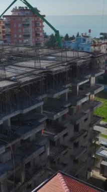 Ayrıntılı inceleme ve inşaat işleri. Canlı ve organize bir yerleşim projesinin hava görüntüleri..