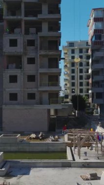 Metal çerçeve kurulumu ve beton dökülmesi. Üretken bir konut projesinin hava görüntüleri..