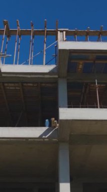 Beton, duvarlar ve metal işçiliği devam ediyor. Ayrıntılı ve profesyonel bir bina projesinin hava görüntüleri..