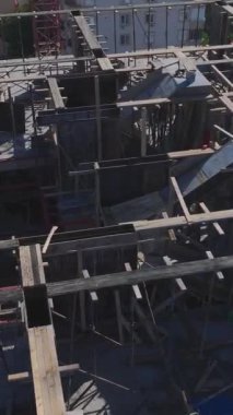 Duvar montajı ve temel çalışmaları devam ediyor. Profesyonel ve verimli bir yerleşim yerinin hava görüntüleri..