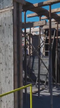 Metal kirişleri dikleştiren ve Yerleşim Projesine Duvarları Yerleştiren İşçilerin Dikey Videosu