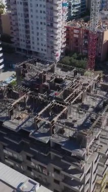 Duvar inşaatı ve beton dökülmeye devam ediyor. Canlı ve organize bir inşaat projesinin hava görüntüleri..