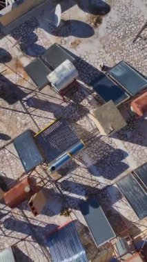 Çatıdaki güneş panellerine sarı turna ile uyan kurulumcular. Havadan Parallaks