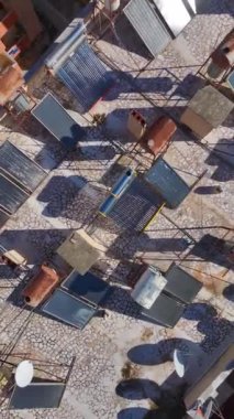 Çatıdaki güneş panellerine sarı turna ile uyan kurulumcular. Havadan Parallaks