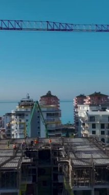 Artırılmış gerçeklik kulaklığı takan ve bir binanın dijital hologramını inceleyen Japon Kadın Mimar. Asyalı İnşaat Mühendisi Sanal İnşaat Planı ve İç Modeli ile Yazılım Kullanıyor