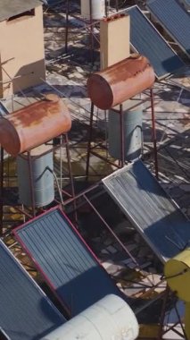 Çatıdaki güneş panellerine sarı turna ile uyan kurulumcular. Havadan Parallaks