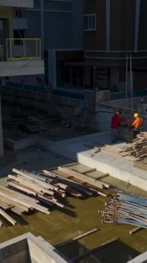 Temeller ve duvar inşaatı devam ediyor. Dinamik ve canlı bir inşaat projesinin hava görüntüleri..