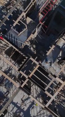 Temeller, duvarlar ve metal işçiliği devam ediyor. Dinamik ve profesyonel bir konut projesinin hava görüntüleri.