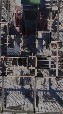 Metal iskelet, duvarlar ve beton var. Üretken ve profesyonel bir bina projesinin hava görüntüleri.