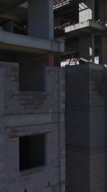 Metal kirişler ve duvar inşaatı devam ediyor. Üretken ve profesyonel bir konut projesinin hava görüntüleri.