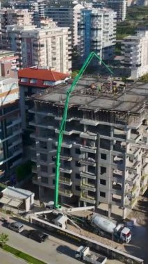 Temeller ve duvarlar inşa ediliyor. Canlı ve dinamik bir bina ortamının hava görüntüleri..