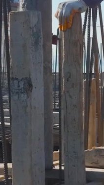 Beton ve duvar montajı devam ediyor. Canlı ve profesyonel bir konut projesinin hava görüntüleri..