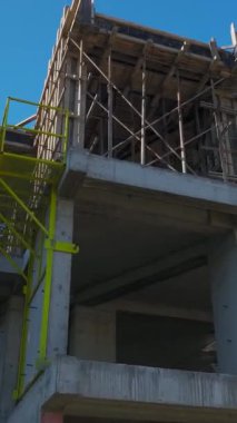 Mühendisler tarafından denetlenen metal iskelet kurulumu. Profesyonel bir inşaat alanının hava görüntüleri..