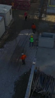 Ayrıntılı inceleme ve metal ışın kurulumu. Dinamik konut inşaatı projesinin hava görüntüleri.