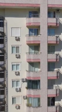 Cityscape Sao Paulo Brezilya 'da Kablolu Kalan Köprü. Köprü, şehrin karşısındaki trafik akışının görüntüsünü veriyor. Şehir Bulutları Gökyüzü Arkaplanı Şehir. Şehir dışındaki ünlü. Şehir manzarası Sao Paulo.