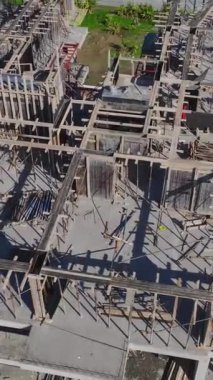 Mühendisler vakıf ve metal işlerini denetliyor. Üretken ve organize bir inşaat alanının hava görüntüleri.